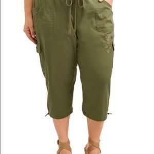 Terra & Sky green cargo adjustable capri pants